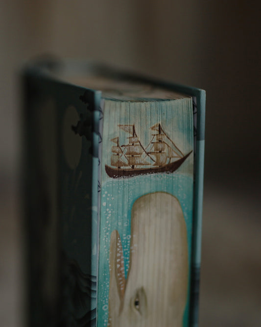 Kniha s maľovanou oriezkou | Biela Veľryba | Herman Melville