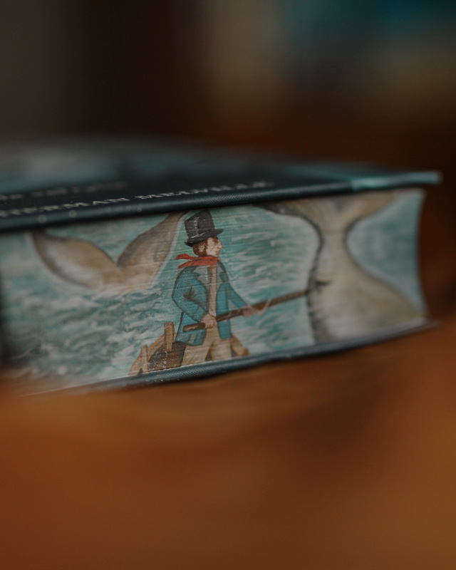 Herman Melville – Biela veľryba (Ručne maľovaná oriezka) 5